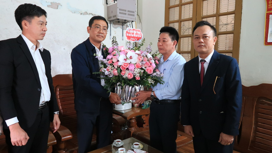 Nhà giáo Chu Thế Hùng (áo xanh) là một người quản lý, người thầy mẫu mực.