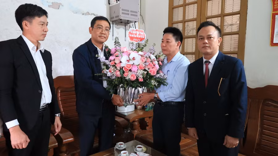 Nhà giáo Chu Thế Hùng (áo xanh) là một người quản lý, người thầy mẫu mực.