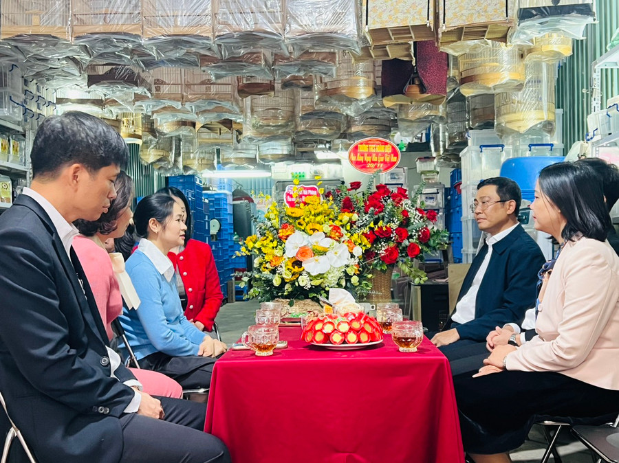 Lãnh đạo Sở GD&amp;ĐT Hải Phòng thăm, tặng quà tri ân nhà giáo Đặng Thị Minh Hảo.