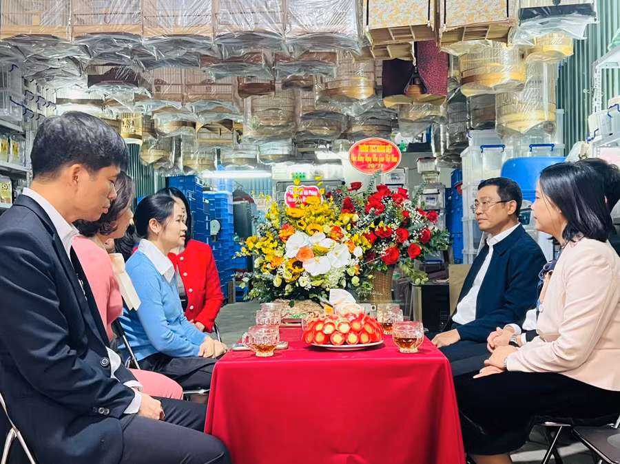 Lãnh đạo Sở GD&amp;ĐT Hải Phòng thăm, tặng quà tri ân nhà giáo Đặng Thị Minh Hảo.