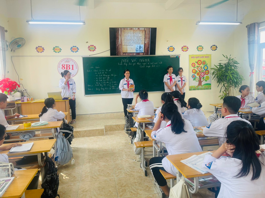 Học sinh thực hành nói và nghe tại lớp.