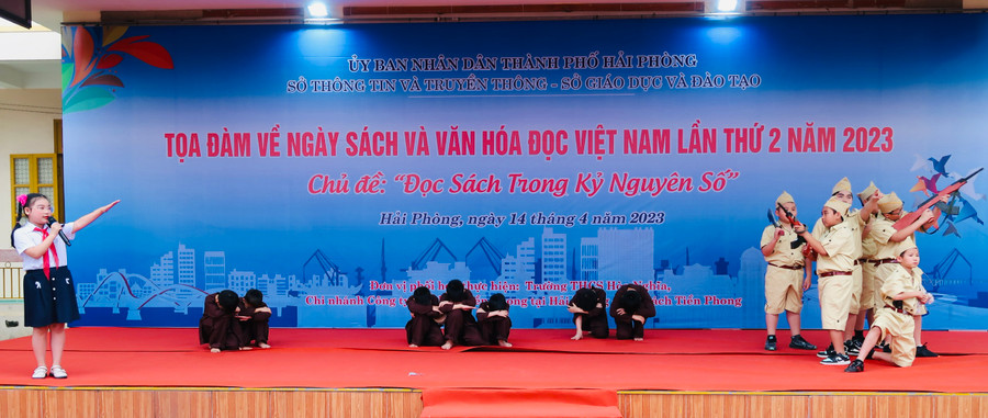Học sinh Trường Tiểu học Hải Thành, quận Dương Kinh kể chuyện "Gương sáng Phạm Ngọc Đa". Học sinh Trường Tiểu học Hải Thành, quận Dương Kinh kể chuyện "Gương sáng Phạm Ngọc Đa".