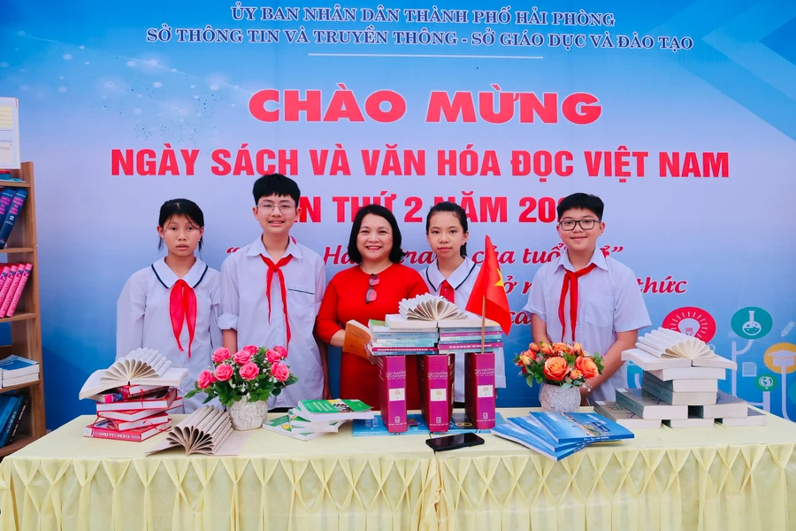 Cô trò Trường THCS Hoà Nghĩa quận Dương Kinh hưởng ứng Ngày Sách và Văn hoá đọc Việt Nam.