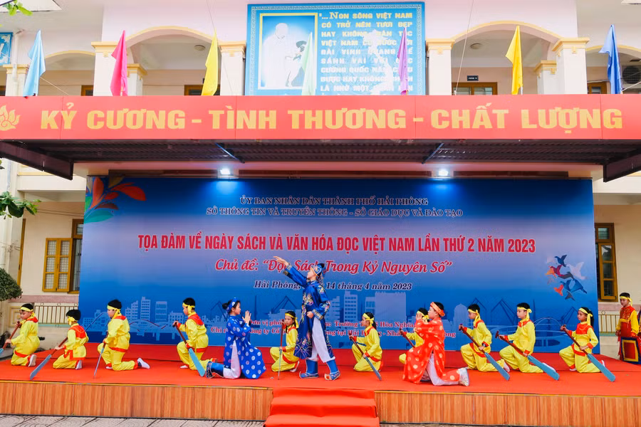 Chương trình Văn nghệ chào mừng của học sinh Trường THCS Hoà Nghĩa, quận Dương Kinh.