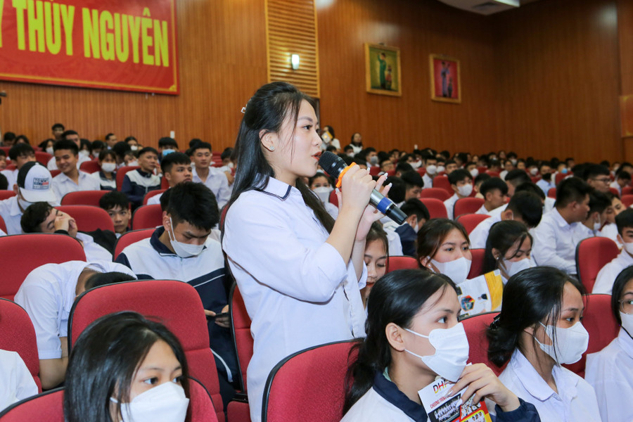 Học sinh tham gia giao lưu và đặt câu hỏi cho phía Công ty DHP về du học nghề tại Đức.