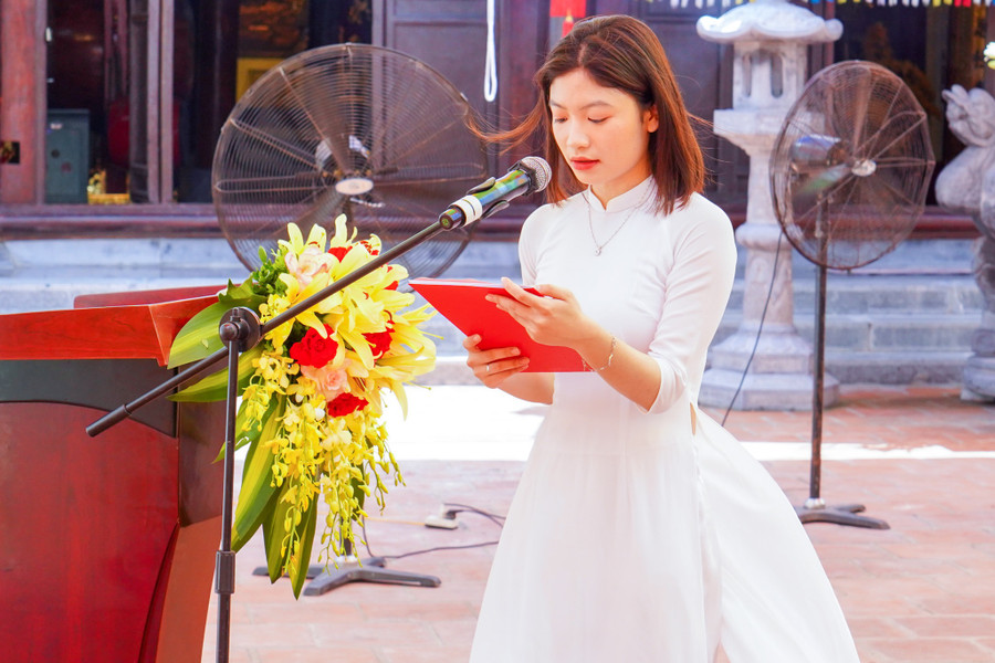 Trở thành Đảng viên của Đảng Cộng sản Việt Nam, Nguyễn Hoàng Vân Trang và Nguyễn Thị Bảo Ngọc nhận thức rằng, đó là niềm vinh dự to lớn với bản thân, gia đình. Trở thành Đảng viên của Đảng Cộng sản Việt Nam, Nguyễn Hoàng Vân Trang và Nguyễn Thị Bảo Ngọc nhận thức rằng, đó là niềm vinh dự to lớn với bản thân, gia đình.