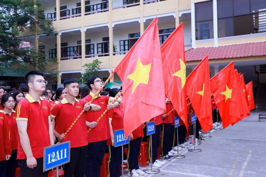 Học sinh Trường THPT Lê Hồng Phong tham gia Hội khoẻ Phù Đổng năm học 2023-2024.