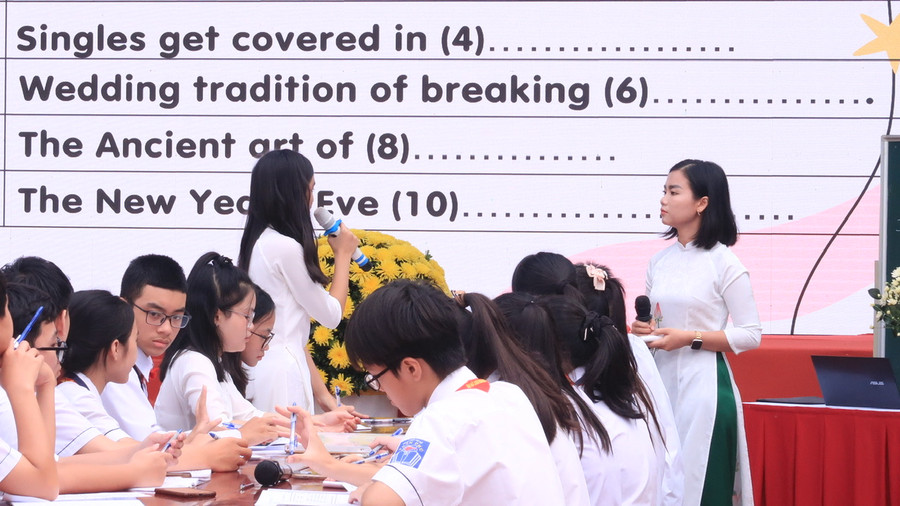 Học trò tích cực tương tác cùng giáo viên qua các câu hỏi gợi mở.