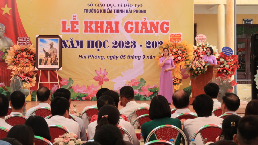 Lãnh đạo nhà trường đọc diễn văn khai giảng.
