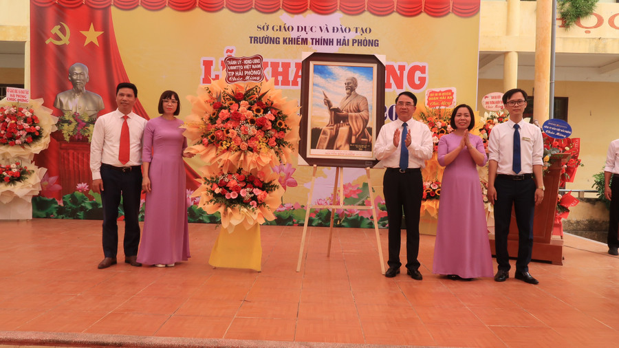 Lãnh đạo TP tặng hoa và quà cho tập thể Trường Khiếm thính.