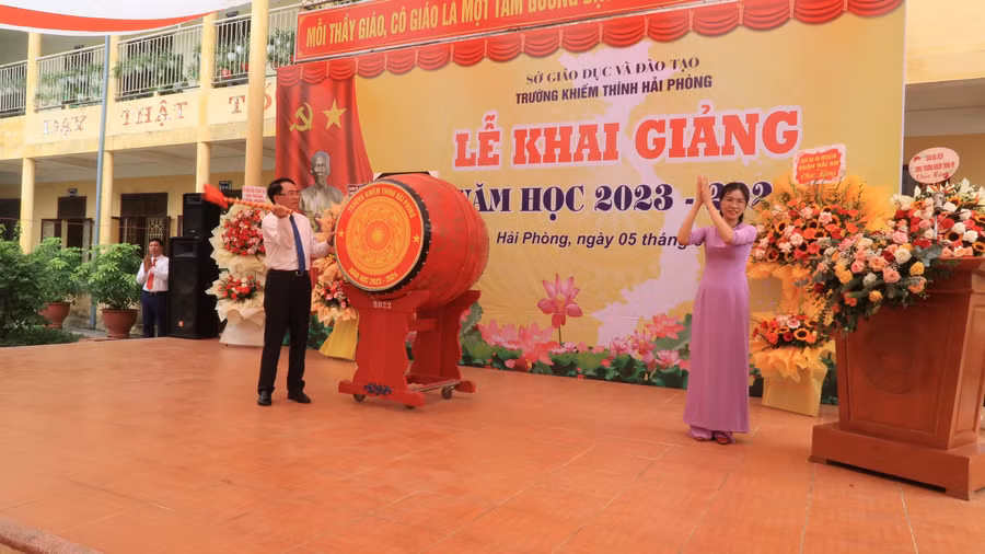 Phó Chủ tịch TP Lê Khắc Nam đánh trống khai giảng tại Trường Khiếm thính Hải Phòng.