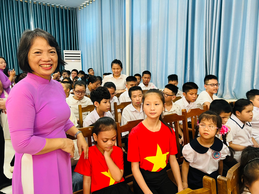 Cô và trò Trường Nuôi dạy trẻ Khiếm thị vui mừng về kết quả giáo dục đã đạt được.