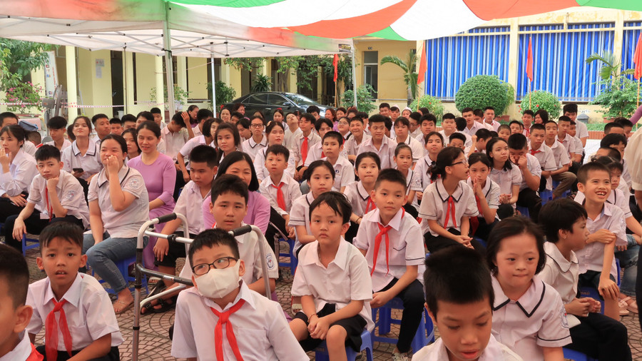 Học sinh hân hoan dự lễ khai giảng năm học mới.