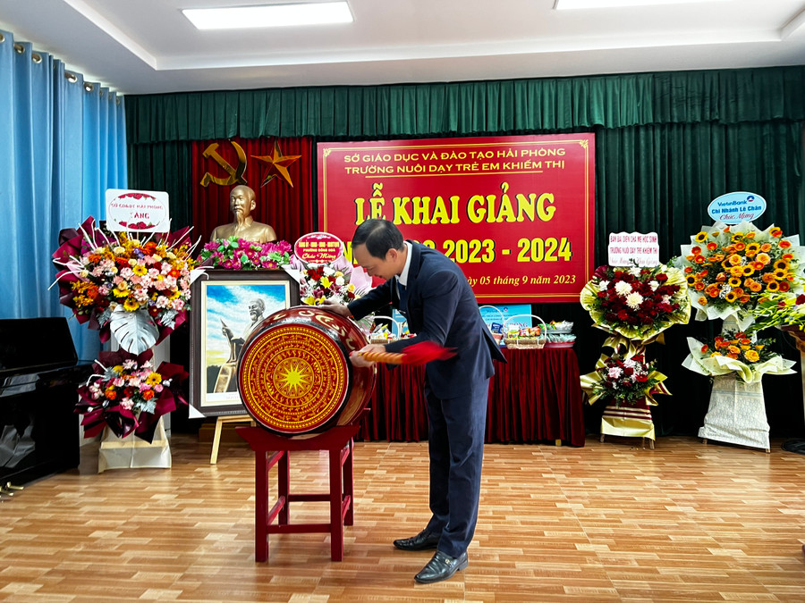 Thầy Phạm Văn Hưng- Hiệu trưởng nhà trường đánh trống khai trường.