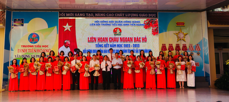 Giáo viên đạt thành tích xuất sắc được khen thưởng. Giáo viên đạt thành tích xuất sắc được khen thưởng.