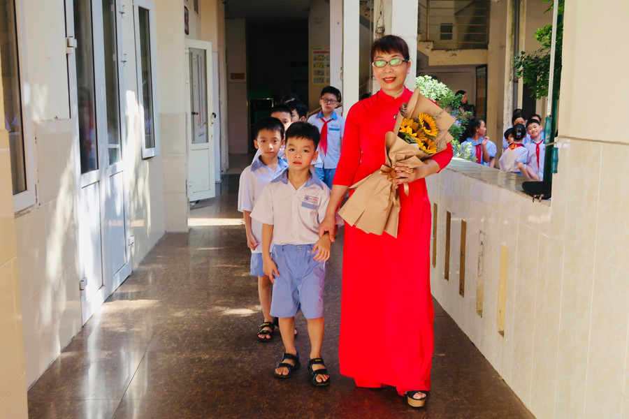 Cô và trò nhà trường hân hoan với những thành tích đã đạt được. Cô và trò nhà trường hân hoan với những thành tích đã đạt được.