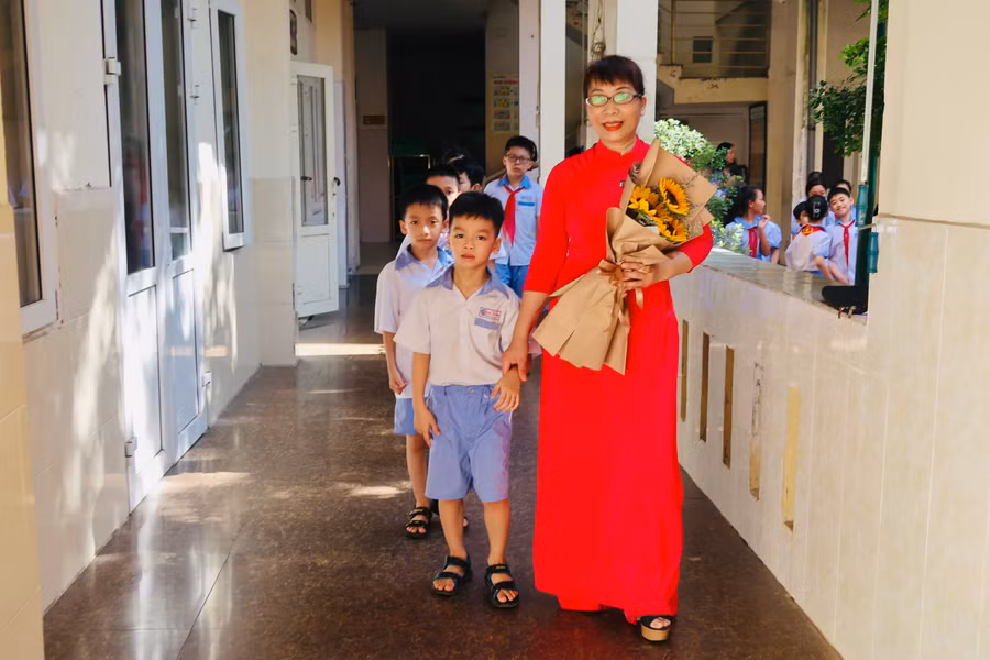 Cô và trò nhà trường hân hoan với những thành tích đã đạt được.