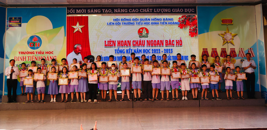 Khen thưởng học sinh đạt thành tích xuất sắc. Khen thưởng học sinh đạt thành tích xuất sắc.