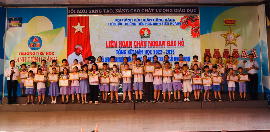 Khen thưởng học sinh đạt thành tích xuất sắc.