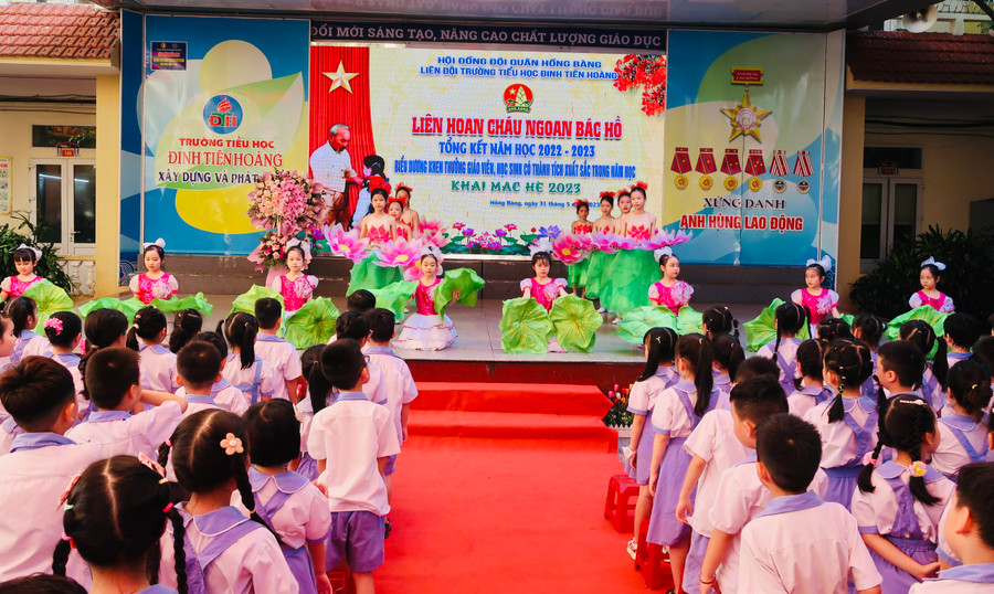 Chương trình Văn nghệ chào mừng. Chương trình Văn nghệ chào mừng.