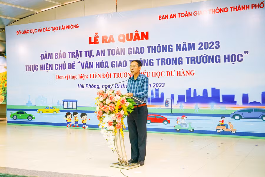 Ông Phạm Quốc Hiệu, Phó Giám đốc Sở GD&amp;ĐT thành phố phát biểu tại Lễ ra quân.