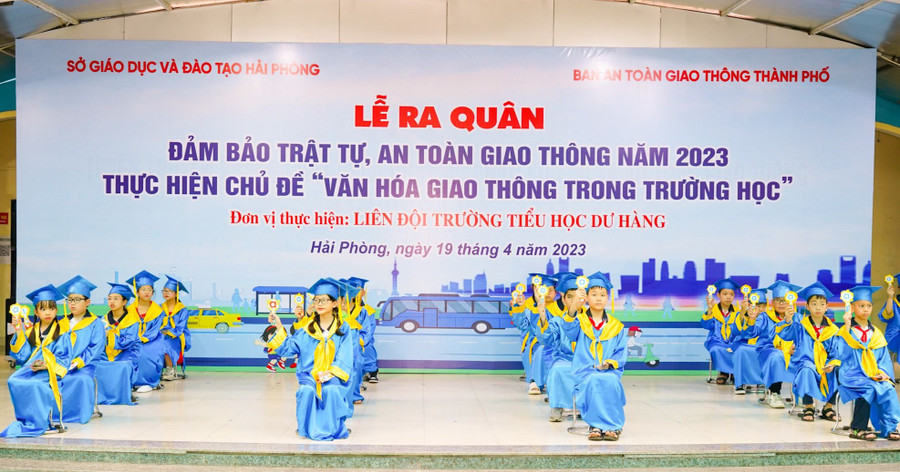 Học sinh tham gia thi Rung chuông vàng tuyên truyền về an toàn giao thông. Học sinh tham gia thi Rung chuông vàng tuyên truyền về an toàn giao thông.