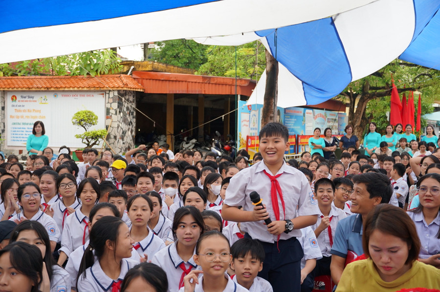 Học sinh hào hứng giao lưu trong chuyên đề. Học sinh hào hứng giao lưu trong chuyên đề.