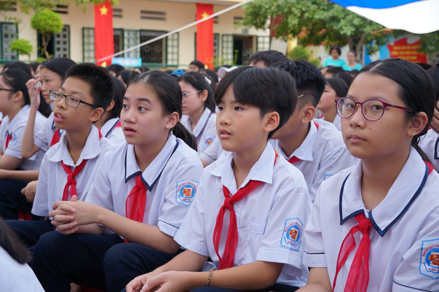 Học sinh tham gia chuyên đề. Học sinh tham gia chuyên đề.