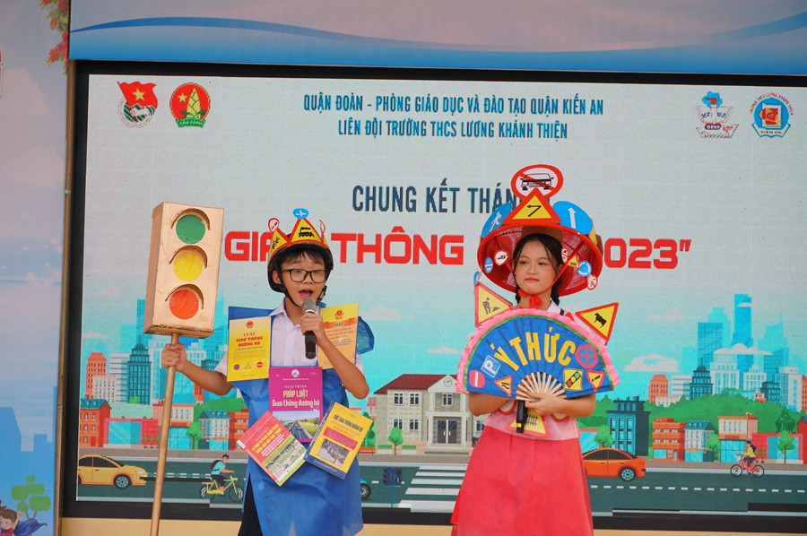 Kiến thức pháp luật bổ ích về an toàn giao thông được tuyên truyền tới học sinh nhà trường. Kiến thức pháp luật bổ ích về an toàn giao thông được tuyên truyền tới học sinh nhà trường.