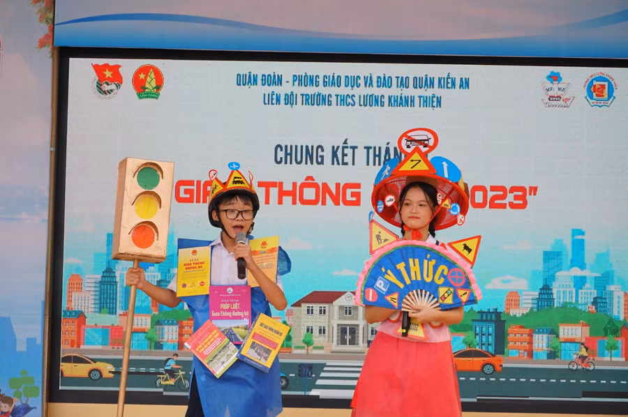 Kiến thức pháp luật bổ ích về an toàn giao thông được tuyên truyền tới học sinh nhà trường.