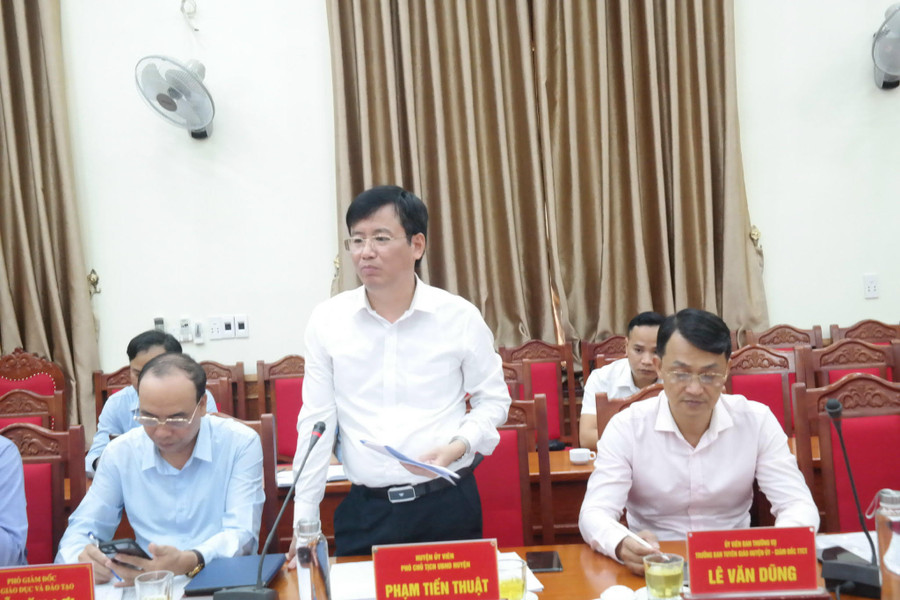 Ông Phạm Tiến Thuật, Phó Chủ tịch UBND huyện Kiến Thuỵ thông tin với Đoàn công tác. Ông Phạm Tiến Thuật, Phó Chủ tịch UBND huyện Kiến Thuỵ thông tin với Đoàn công tác.