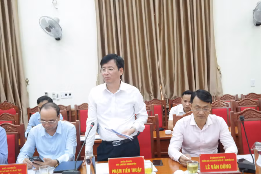 Ông Phạm Tiến Thuật, Phó Chủ tịch UBND huyện Kiến Thuỵ thông tin với Đoàn công tác.