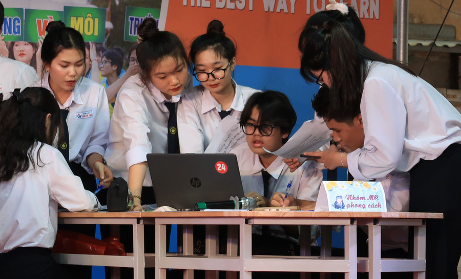 Học sinh tích cực làm việc nhóm trong giờ học.