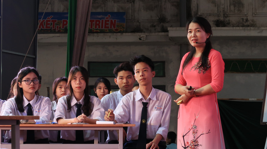 Cô Nguyễn Thị Yến, giáo viên Lịch sử và học sinh lớp 10A1 Trường THPT Lương Thế Vinh thực hiện tiết lên lớp chuyên đề.