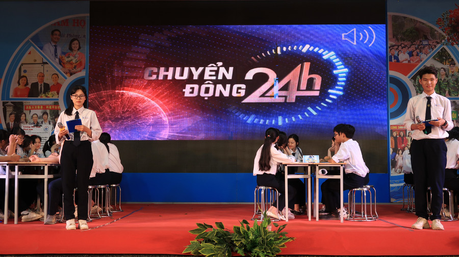 Học sinh tự tin với phần thực hành làm MC dẫn chương trình Chuyển động 24h &quot;phiên bản Trường THPT Lương Thế Vinh&quot;.