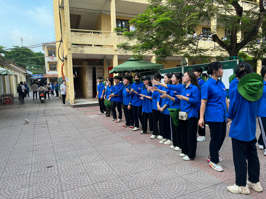 Thanh niên tình nguyện cổ vũ thí sinh trước cổng trường thi. Thanh niên tình nguyện cổ vũ thí sinh trước cổng trường thi.