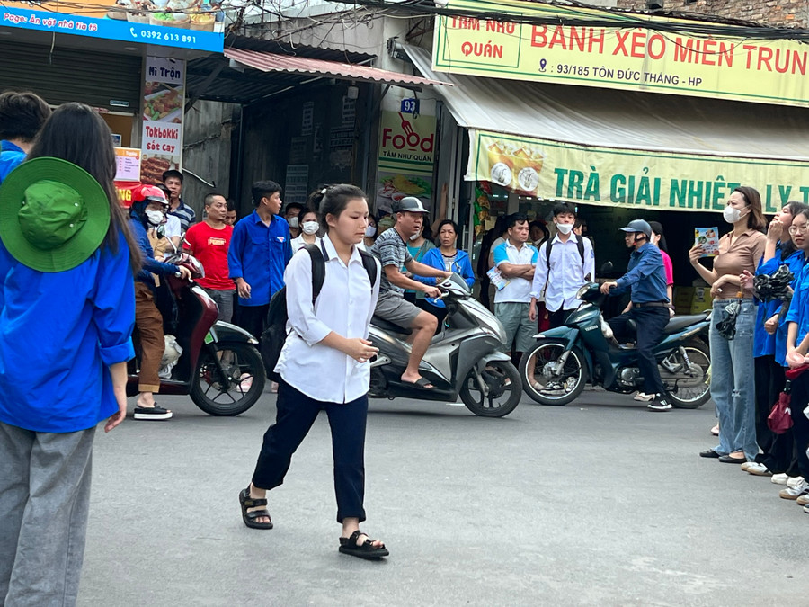 Những thí sinh đầu tiên đến trường thi tại Hội đồng thi Trường THPT Trần Nguyên Hãn. Những thí sinh đầu tiên đến trường thi tại Hội đồng thi Trường THPT Trần Nguyên Hãn.