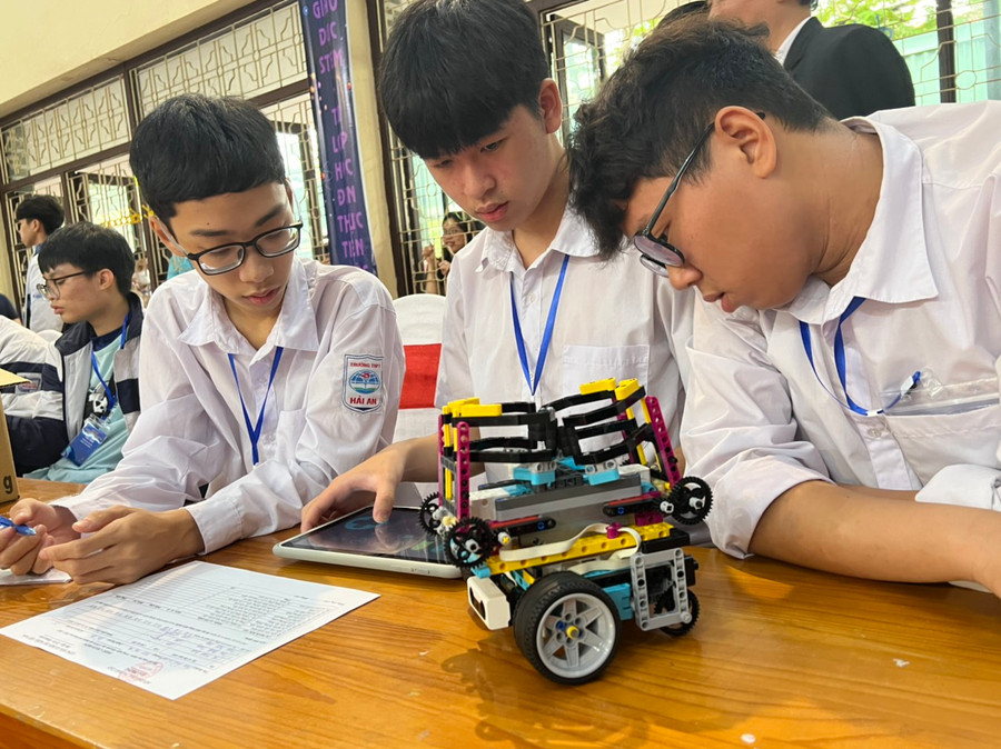 Học sinh Trường THPT Hải An trước giờ thi đấu Robot. Học sinh Trường THPT Hải An trước giờ thi đấu Robot.