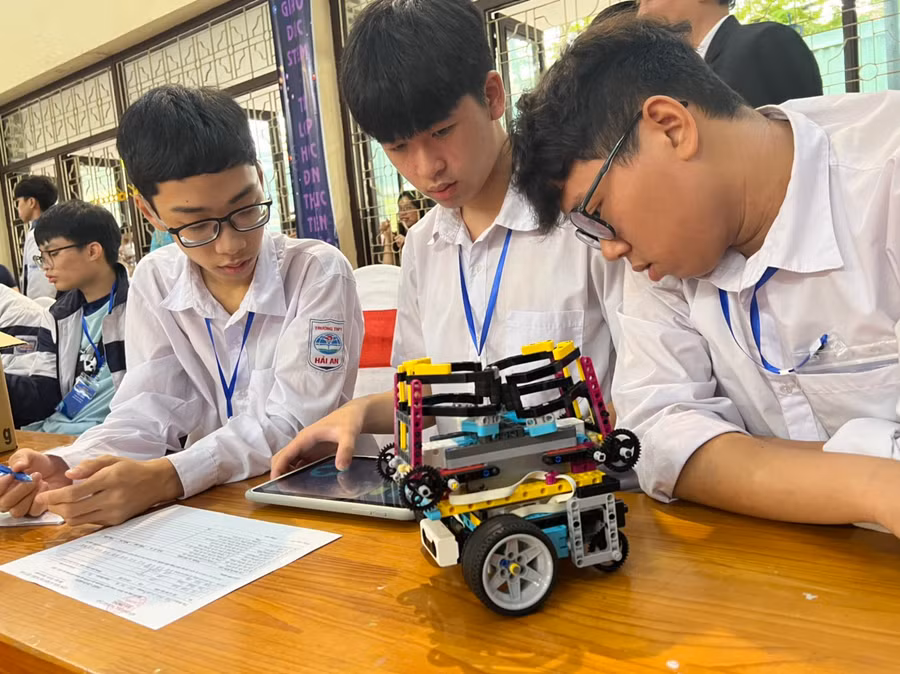 Học sinh Trường THPT Hải An trước giờ thi đấu Robot.