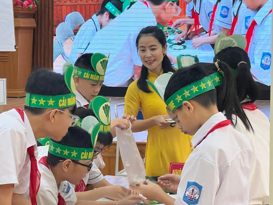 Chuyên đề dạy học STEM: Sự lớn lên của Tế bào do cô trò Trường THCS Nam Hà, quận Kiến An thực hiện trong Ngày hội STEM cấp thành phố. Chuyên đề dạy học STEM: Sự lớn lên của Tế bào do cô trò Trường THCS Nam Hà, quận Kiến An thực hiện trong Ngày hội STEM cấp thành phố.