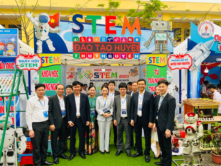 Ông Nguyễn Xuân Thành, Vụ trưởng Vụ Giáo dục Trung học, Bộ GD&ĐT cùng Giám đốc Sở GD&ĐT một số tỉnh, thành tham dự Ngày hội STEM tại Hải Phòng. Ông Nguyễn Xuân Thành, Vụ trưởng Vụ Giáo dục Trung học, Bộ GD&ĐT cùng Giám đốc Sở GD&ĐT một số tỉnh, thành tham dự Ngày hội STEM tại Hải Phòng.