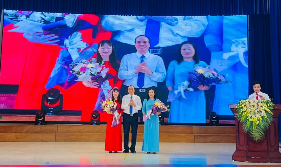 Lãnh đạo Sở GD&amp;ĐT tặng hoa 2 giáo viên thực hiện tiết dạy.