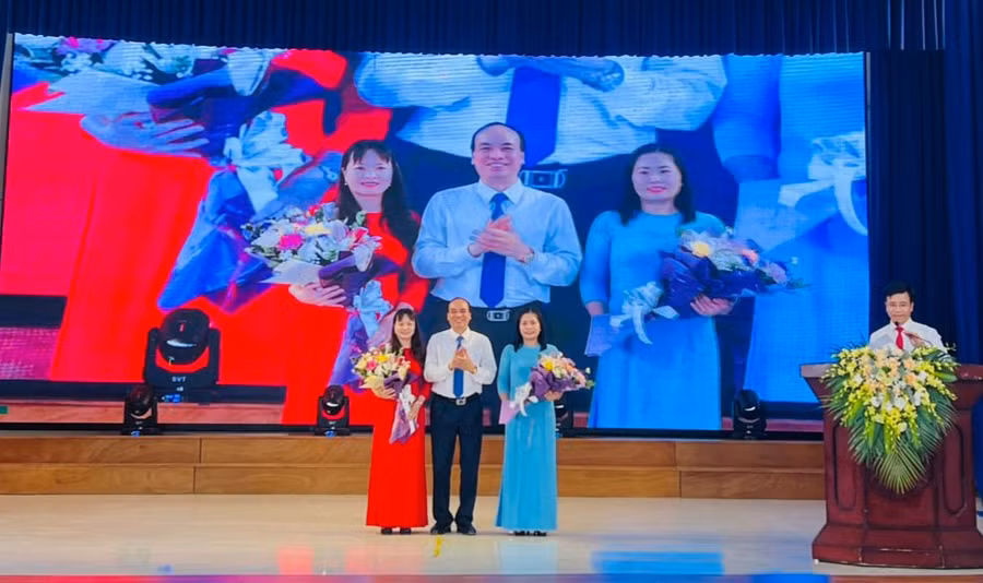 Lãnh đạo Sở GD&amp;ĐT tặng hoa 2 giáo viên thực hiện tiết dạy.