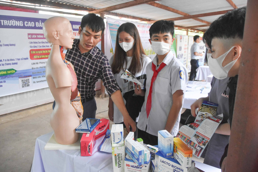 Nhiều học sinh ở Bình Liêu mong muốn được tham gia ngày hội hướng nghiệp. Nhiều học sinh ở Bình Liêu mong muốn được tham gia ngày hội hướng nghiệp.