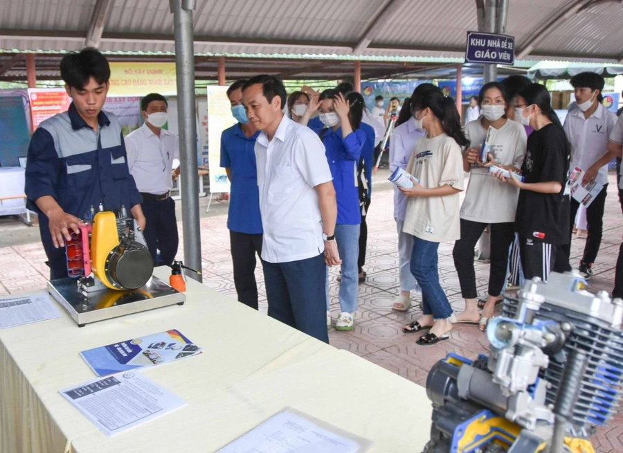 Ngày hội việc làm là cơ hội để học trò tìm hiểu về ngành nghề mình yêu thích.