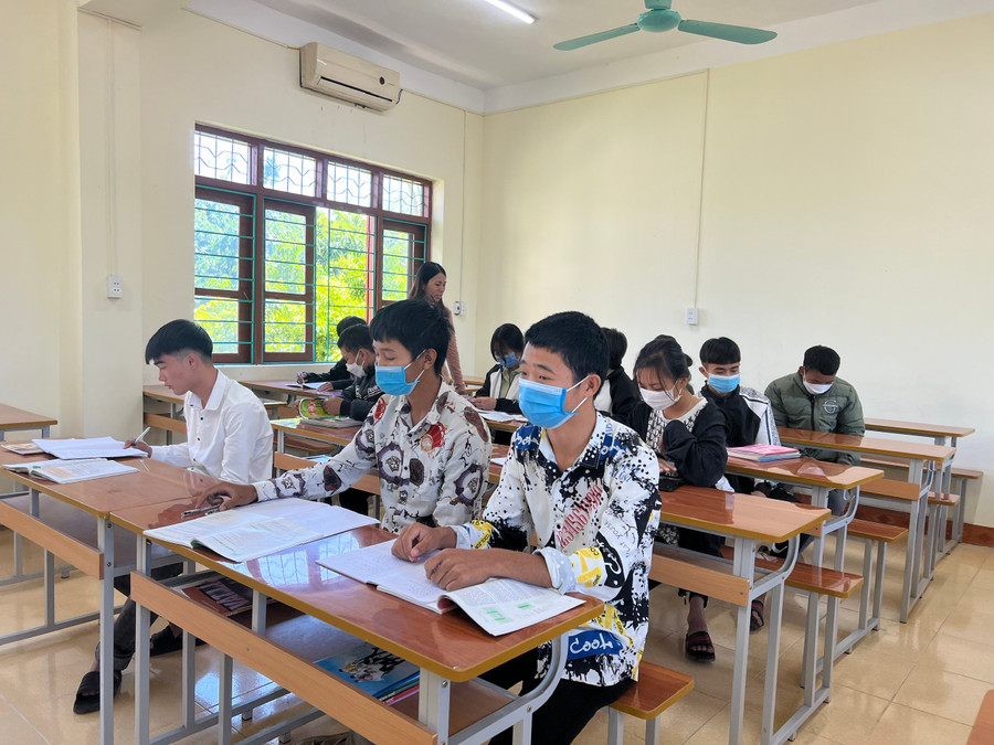 Học sinh học tại Trung tâm Giáo dục Thường xuyên huyện Bình Liêu. Học sinh học tại Trung tâm Giáo dục Thường xuyên huyện Bình Liêu.