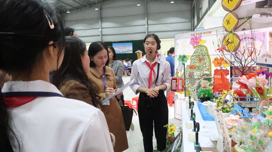 Thầy cô Ban giám khảo chấm điểm từng dự án của học sinh. Thầy cô Ban giám khảo chấm điểm từng dự án của học sinh.