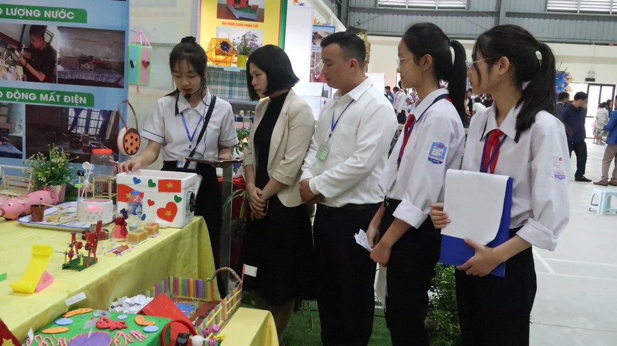 Ngày hội Stem là cơ hội để học sinh đem những ước mơ hoài bão của mình "khoe" với thầy cô, bạn bè. Ngày hội Stem là cơ hội để học sinh đem những ước mơ hoài bão của mình "khoe" với thầy cô, bạn bè.