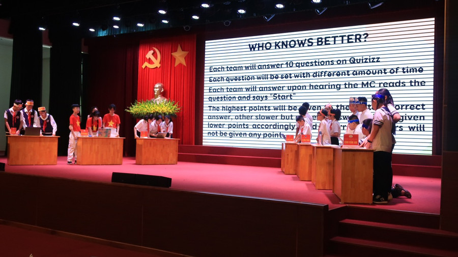 Các đội chơi cùng nhau giao lưu kiến thức môn Tiếng Anh.