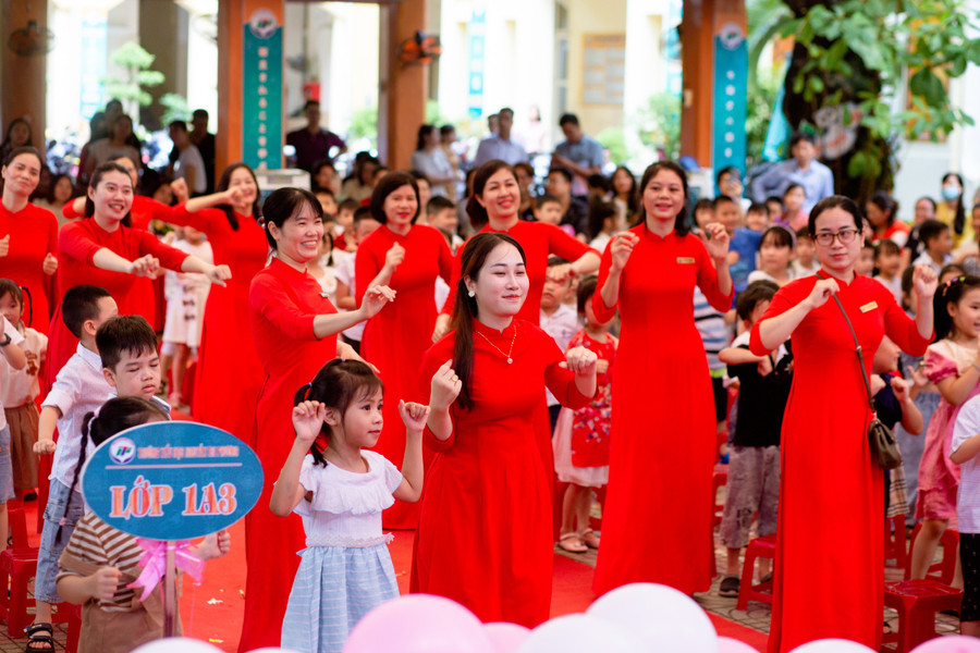 Cô trò hân hoan ngày tựu trường đầu tiên của học sinh lớp 1.